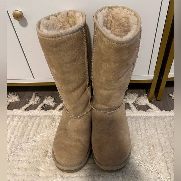 UGG Women’s Classic Tall Boot, Tan, Size 5 - Picture 2 of 9